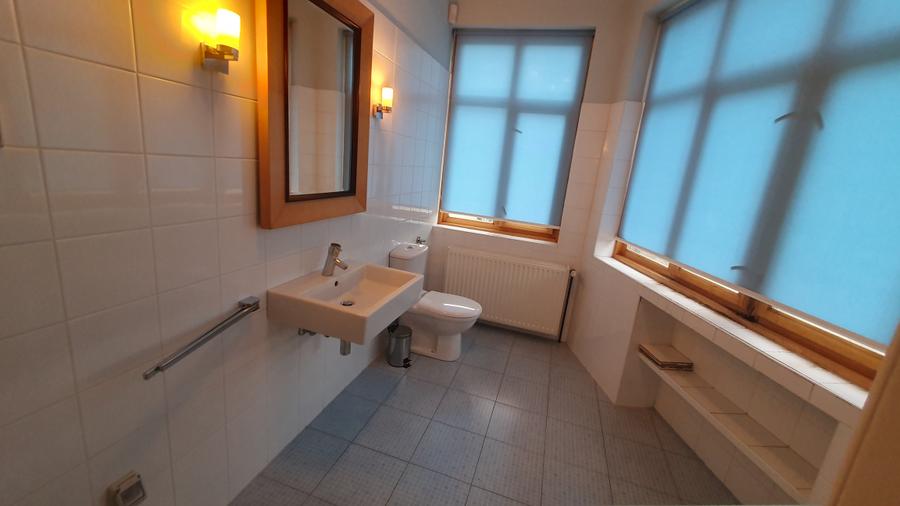 Casă individuală cu 6 camere cu Canalizare în Sud-Est