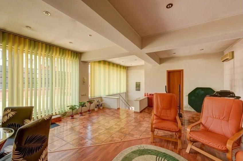 Casă cu 5 camere cu Garaj în Domenii