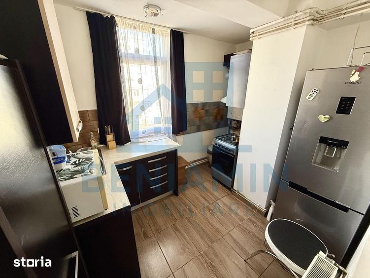 Apartament cu 3 camere decomandat în Craiovița Nouă