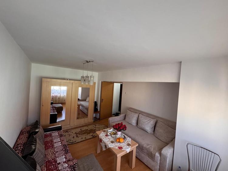 Apartament cu 3 camere decomandat în Vitrometan