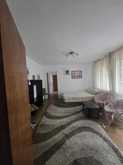 Apartament cu 3 camere semidecomandat în Dristor