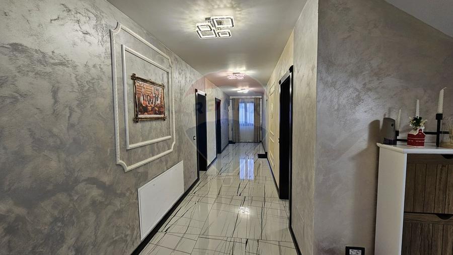 Casă cu 5 camere cu Teren 2500 Mp în Moara Nica