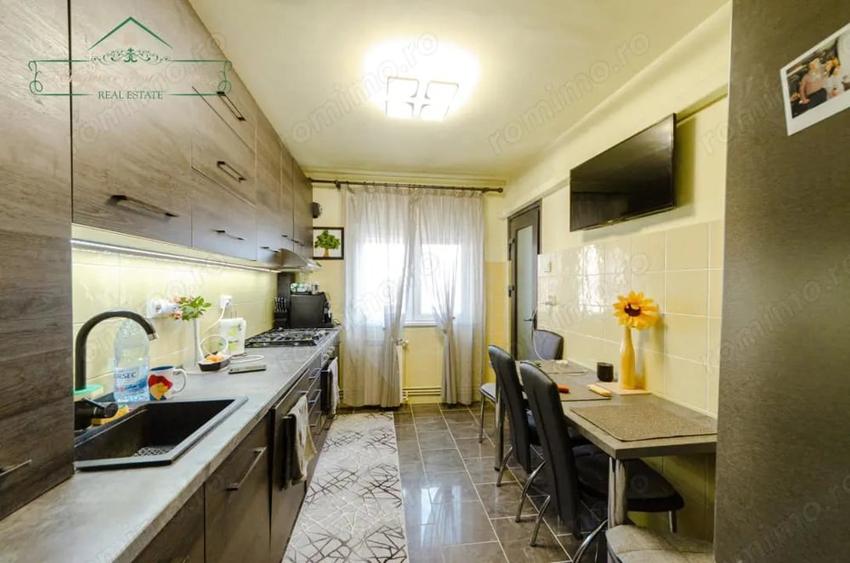 Apartament cu 5 camere decomandat în Miorița