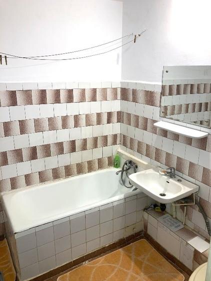 Apartament cu 3 camere semidecomandat în Rahova