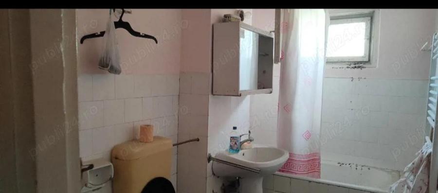 Apartament cu 3 camere decomandat în Dâmbovița