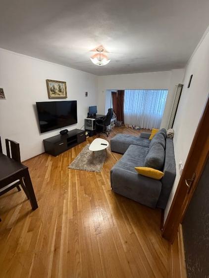 Apartament cu 3 camere decomandat, mobilat în Tei