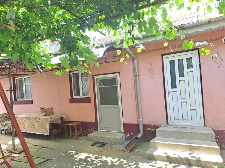 Casă individuală cu 4 camere cu Canalizare în Bariera Vâlcii