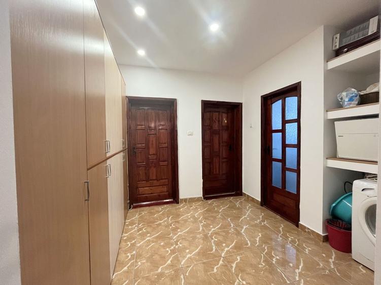 Apartament cu 3 camere decomandat, mobilat în Central
