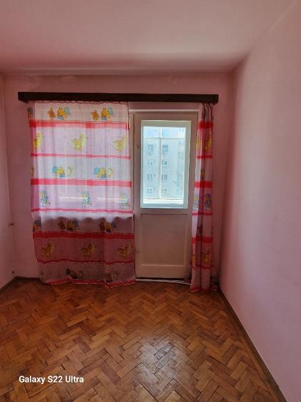 Apartament cu 4 camere semidecomandat în Central