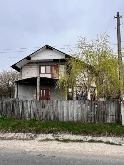 Casă cu Teren 2244 Mp în Oveselu
