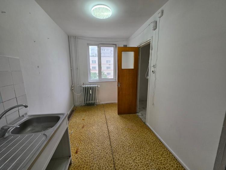 Apartament cu 3 camere semidecomandat în 1 Decembrie 1918