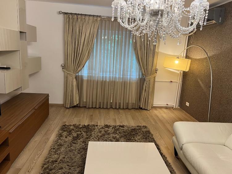 Apartament cu 4 camere decomandat, mobilat în Costin Georgian
