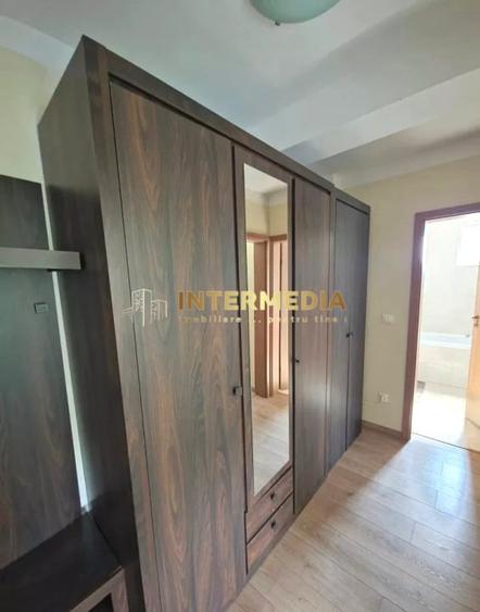 Apartament cu 3 camere decomandat, mobilat în Cetate