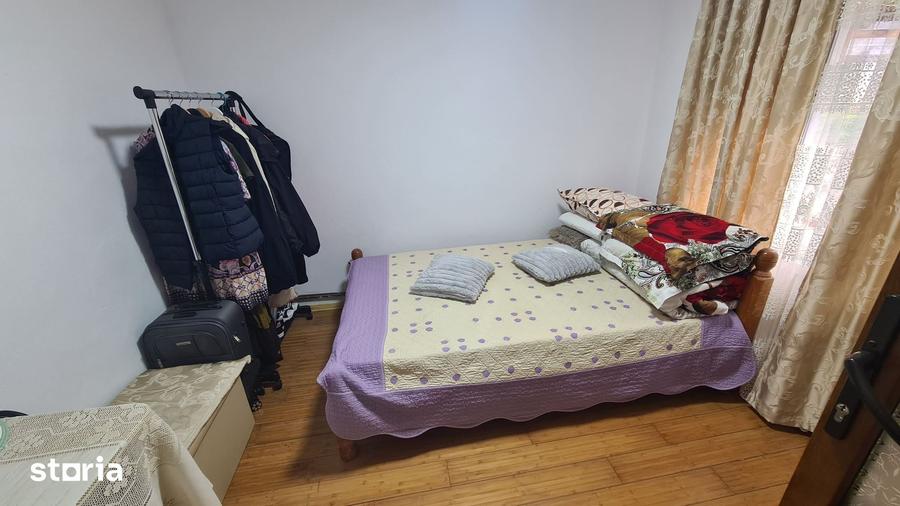 Casă cu 5 camere cu Teren 10706 Mp în Central