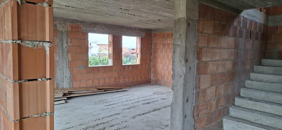 Casă cu 4 camere în Aluniș