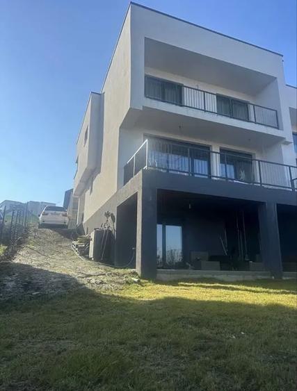 Duplex cu 5 camere cu Canalizare în Florești