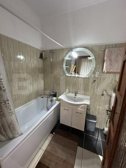 Casă individuală cu 6 camere cu Canalizare în Titulescu