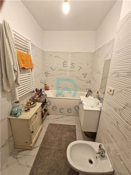 Apartament cu 3 camere decomandat în Tractorul