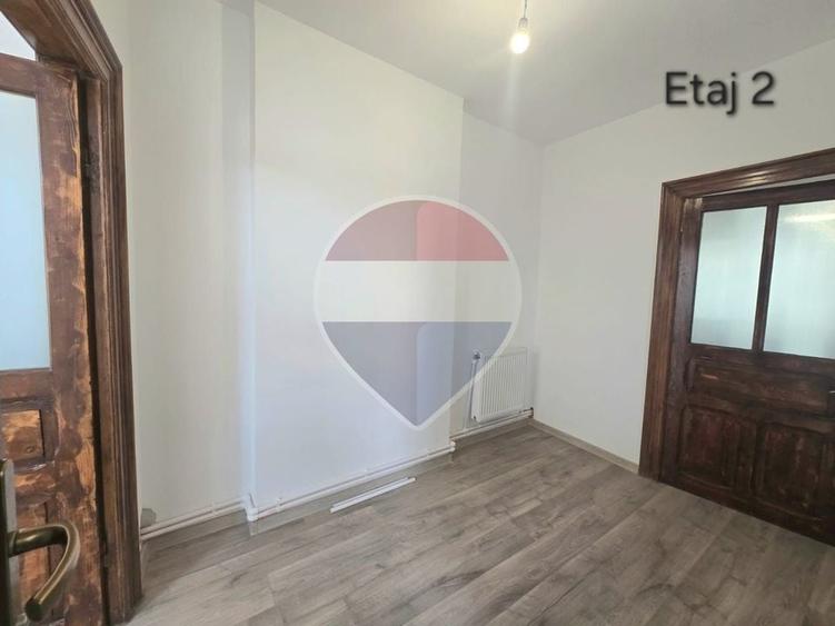 Apartament cu 6 camere semidecomandat în Central