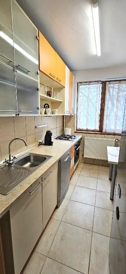 Apartament cu 3 camere semidecomandat, mobilat în Grivița