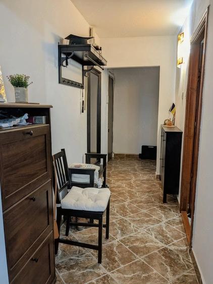 Apartament cu 3 camere decomandat în Rovine
