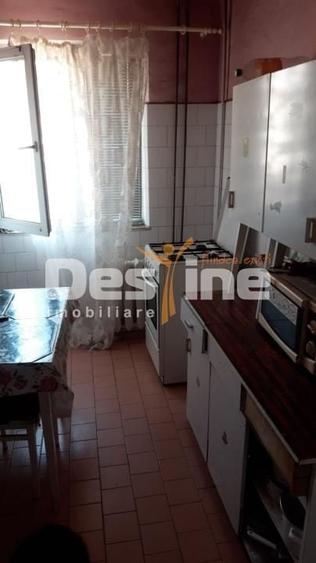 Apartament cu 2 camere semidecomandat, mobilat în Dâmbovița