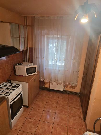 Apartament cu 3 camere semidecomandat în Medicină