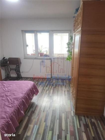 Apartament cu 4 camere decomandat în Nicolina