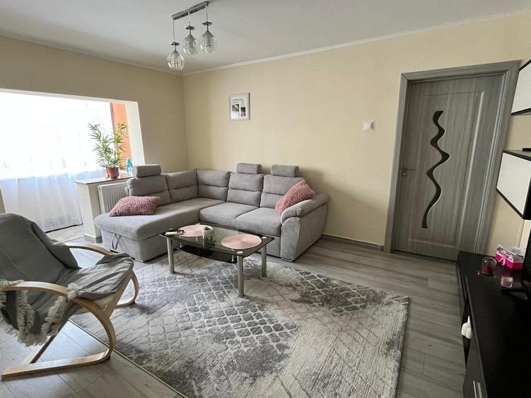 Apartament cu 3 camere semidecomandat în Micălaca