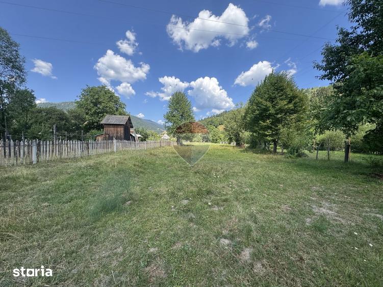 Teren de 2860 mp, în Borca