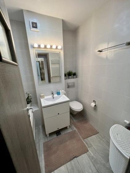 Apartament cu 3 camere semidecomandat, mobilat în Lujerului