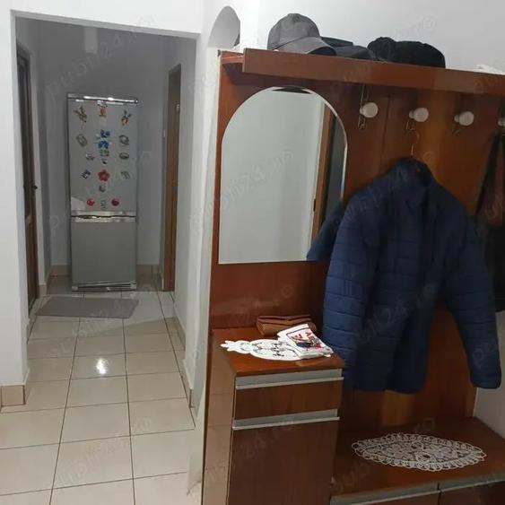 Apartament cu 3 camere semidecomandat în Oltenița