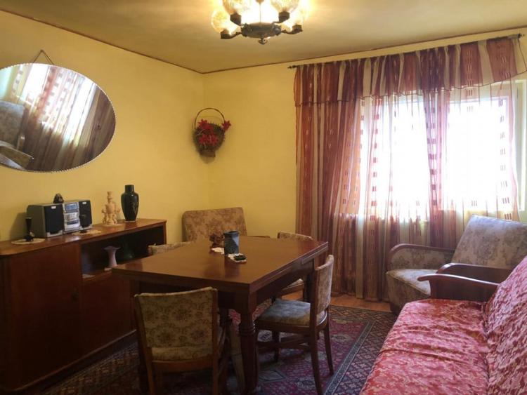 Apartament cu 3 camere semidecomandat în Telecabinei
