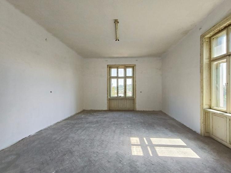 Casă individuală cu 18 camere cu Canalizare în Central