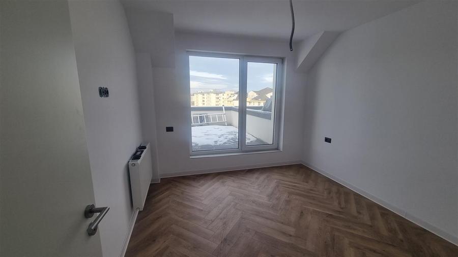 Apartament cu 3 camere decomandat în Tractorul