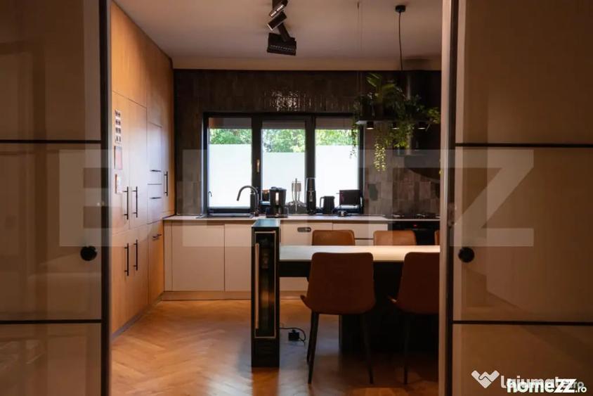 Apartament cu 4 camere decomandat în Est