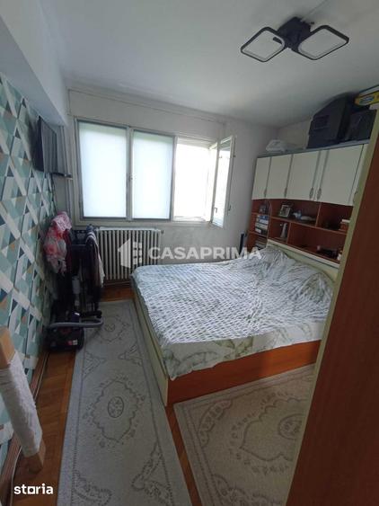 Apartament cu 3 camere semidecomandat în Podu Roș