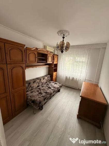 Apartament cu 3 camere decomandat în Dristor