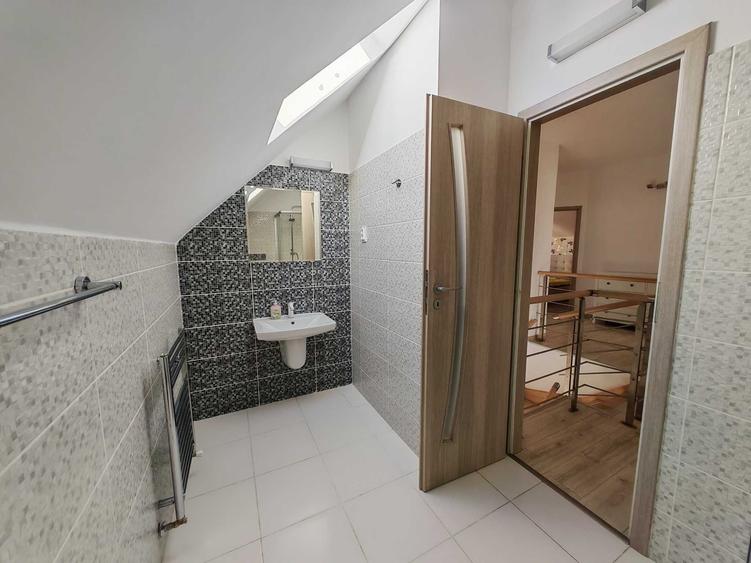 Casă cu 4 camere cu Teren 475 Mp în Central