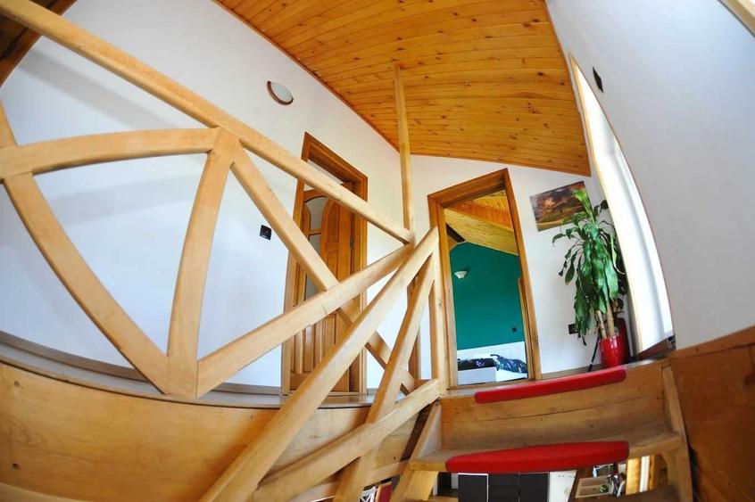 Casă cu 4 camere cu Teren 1650 Mp în Central