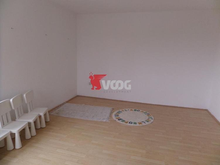 Casă individuală cu 8 camere cu Canalizare în Mehala