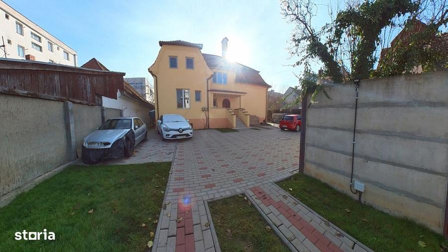 Casă cu 4 camere decomandat în Centrul Istoric