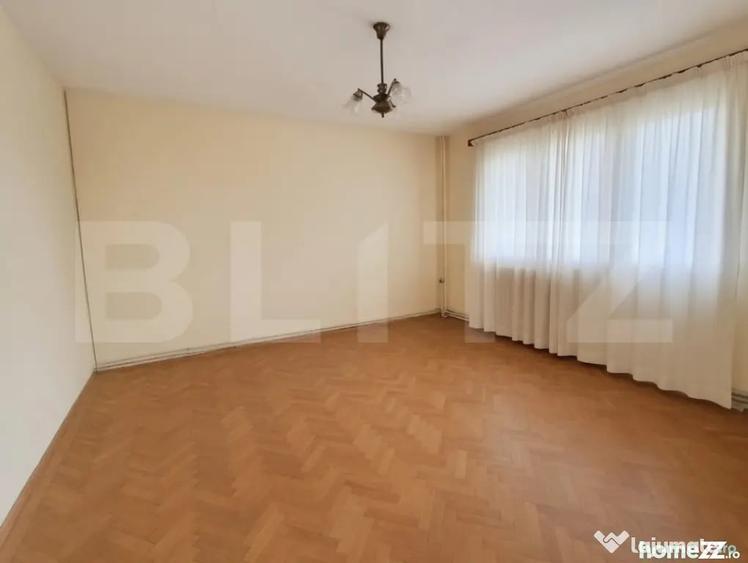 Apartament cu 4 camere decomandat în Piața Centrală
