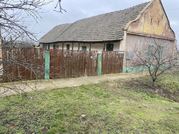 Casă cu Teren 863 Mp în Periam
