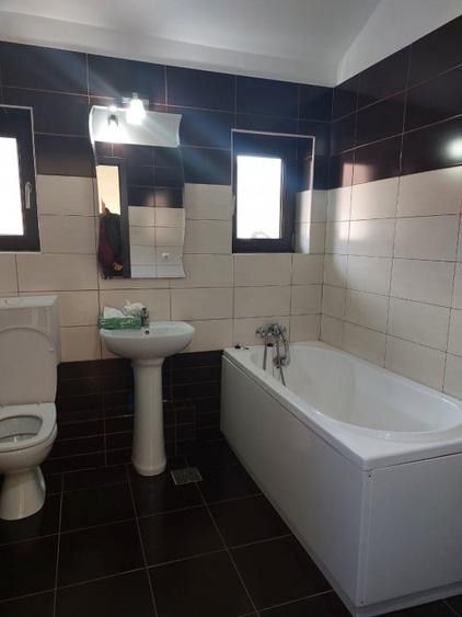Casă individuală cu 7 camere cu Canalizare în Dăești