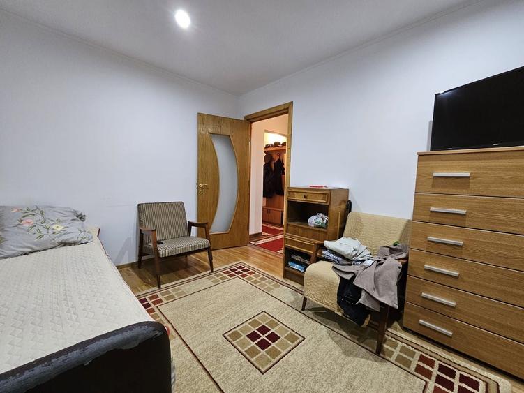 Apartament cu 3 camere decomandat, mobilat în Dacia