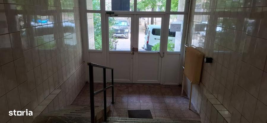 Apartament cu 3 camere semidecomandat în Exterior Vest