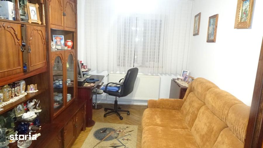 Apartament cu 3 camere decomandat în Scărișoara