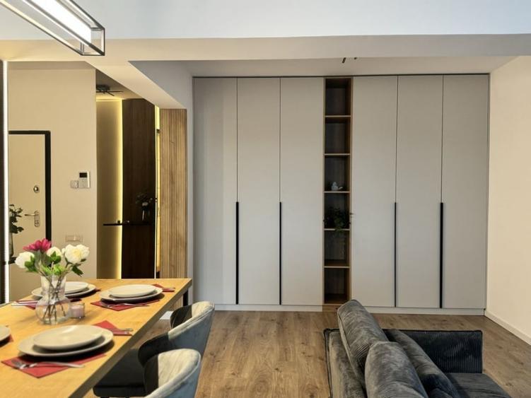 Apartament cu 3 camere semidecomandat, mobilat în Pipera