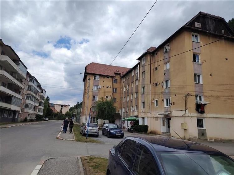 Apartament cu 2 camere semidecomandat, mobilat în Central